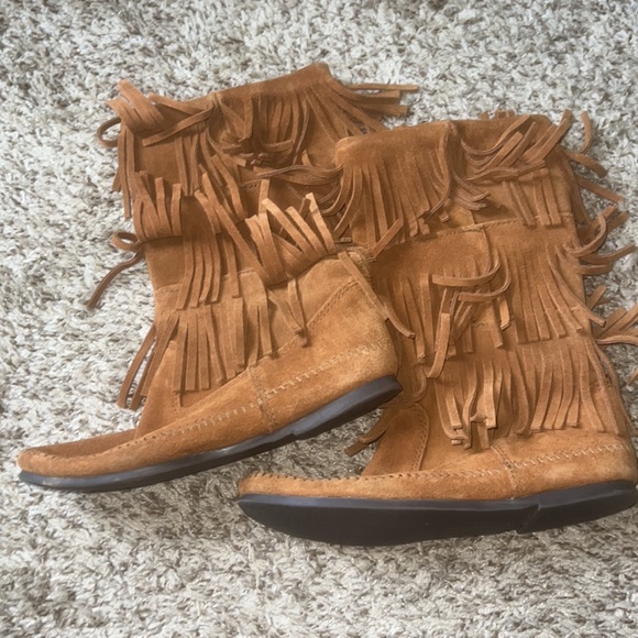 Minnetonka 3-Layer Fringe Boot - Picture 3 of 6